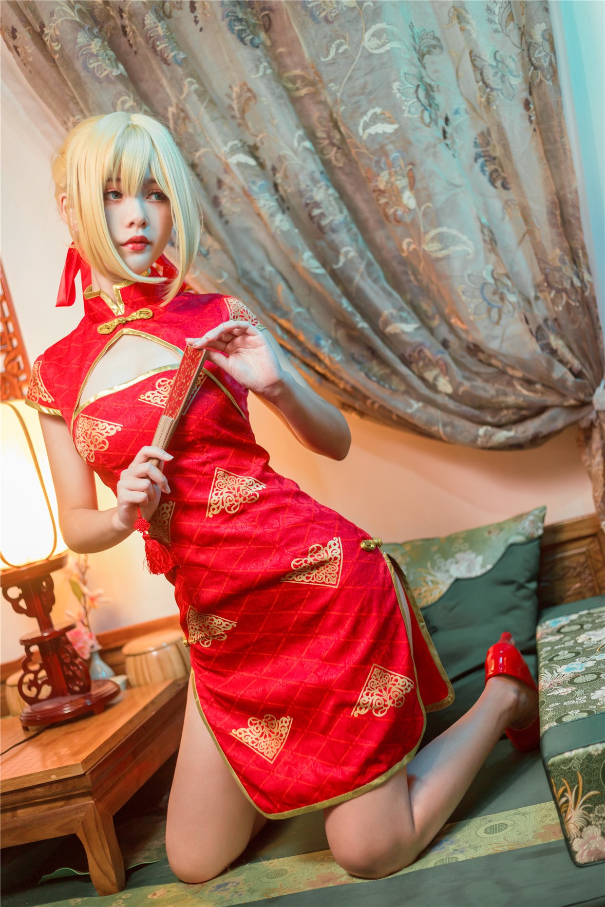 Rabbit playing with sister Ying and red cheongsam(2)